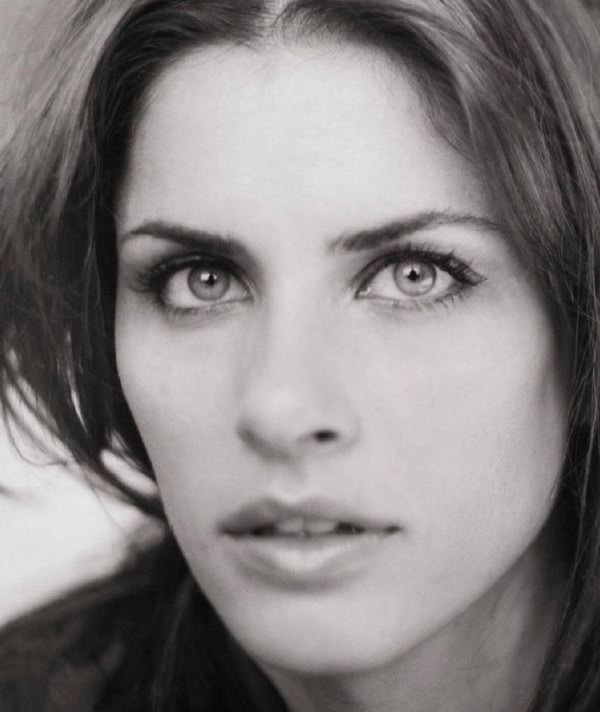 Amanda Peet photo