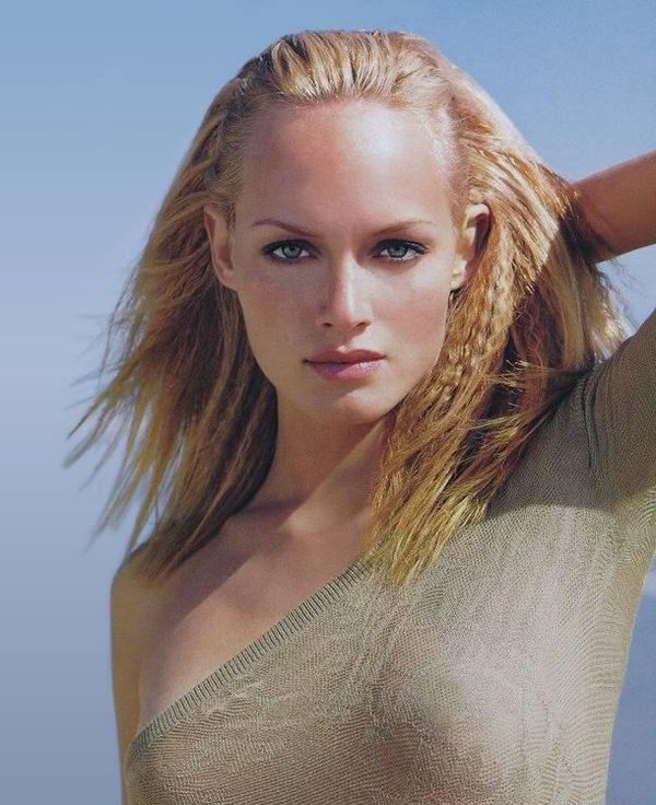 Amber Valletta photo